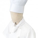 コック帽とは、厨房で働く料理人が着用する帽子のことです。